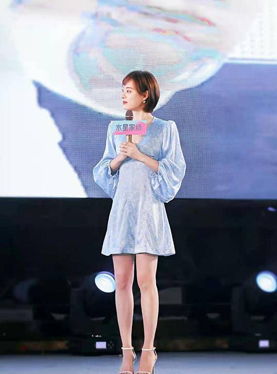 原创孙俪演绎开挂模式穿抹身材礼服裙秀美肩12cm高跟鞋抢镜