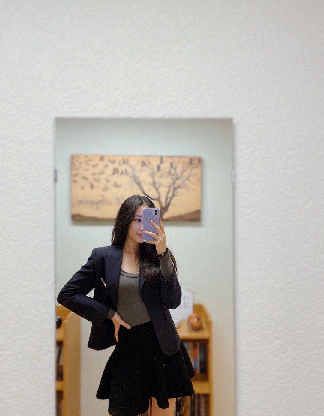 赵文卓大女儿国外独自庆生对镜自拍身材绝佳14岁完美比例气质出众