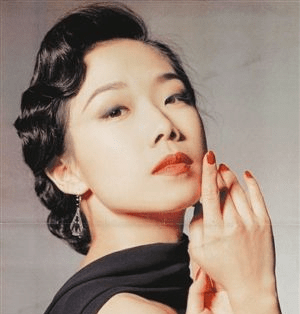 而长了一双小眼睛的林忆莲,酷似日剧演员田中裕子,也就是日剧《阿信》