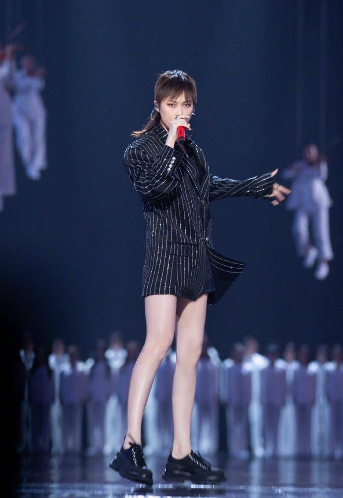 原创李宇春好酷扎个小揪揪穿波点西装配喇叭裤清新俏皮有点女人味