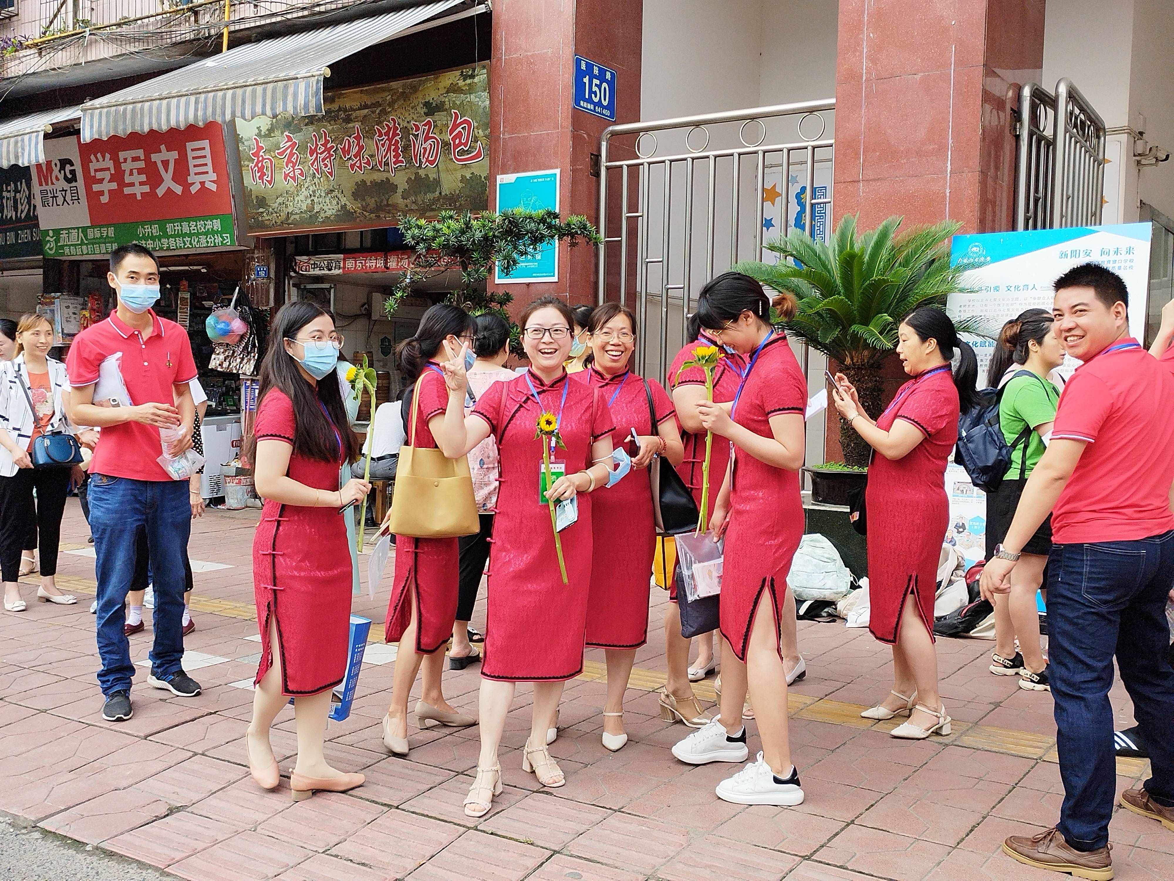 高考第一天 心系考生 满怀祝福_家长_中考_旗袍装