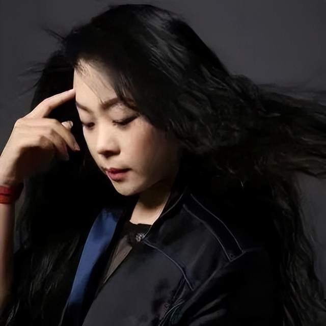 dmartinaqueen丁洁虎虎生威一起向未来丨cfw时尚元宇宙