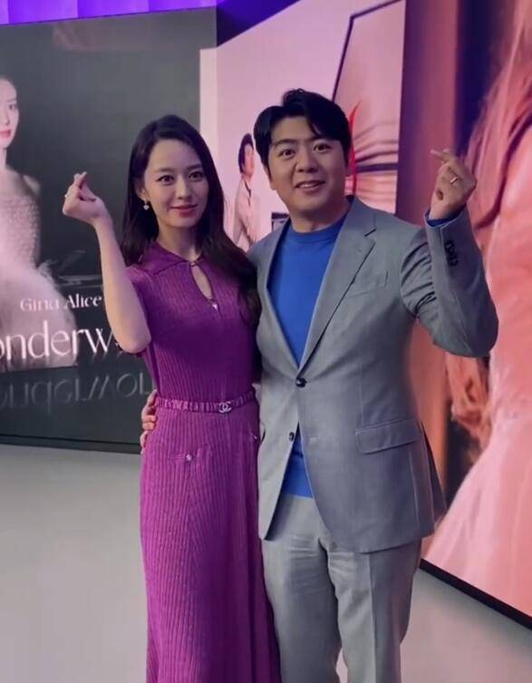 吉娜母亲节罕晒儿子,1岁多小听众已学会走路,牵爸妈手好温馨_郎朗