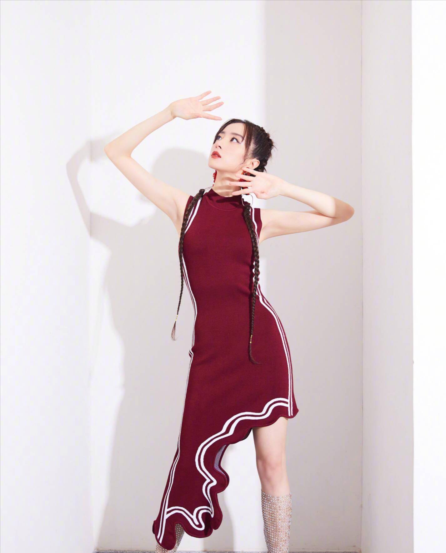 原创胡冰卿钢圈拼接麻花辫雷人白边旗袍裙个性又显身材时髦又吸睛