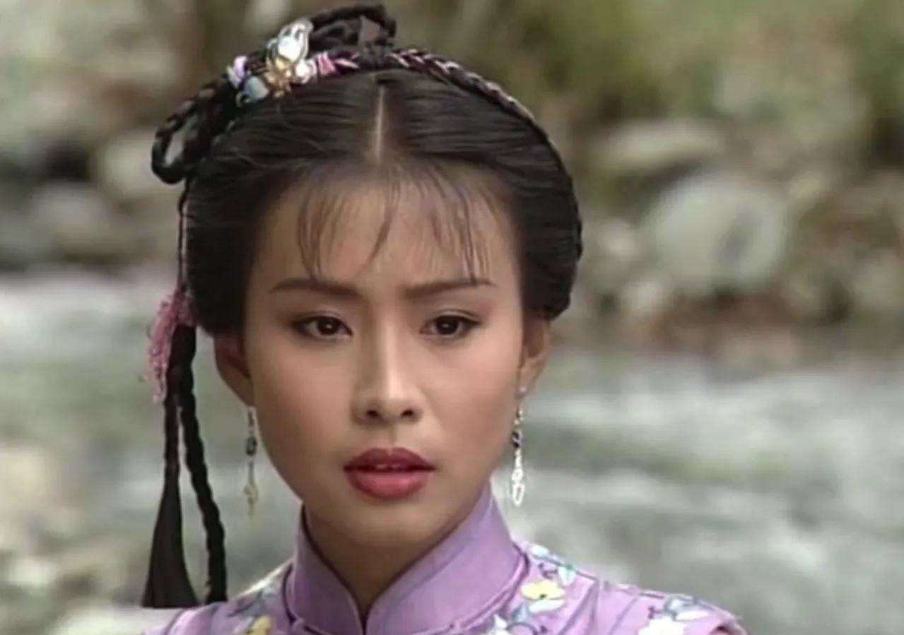 易兰珠则是纳兰明慧与杨云骢的独女,她身世坎坷,父亲死后母亲改嫁