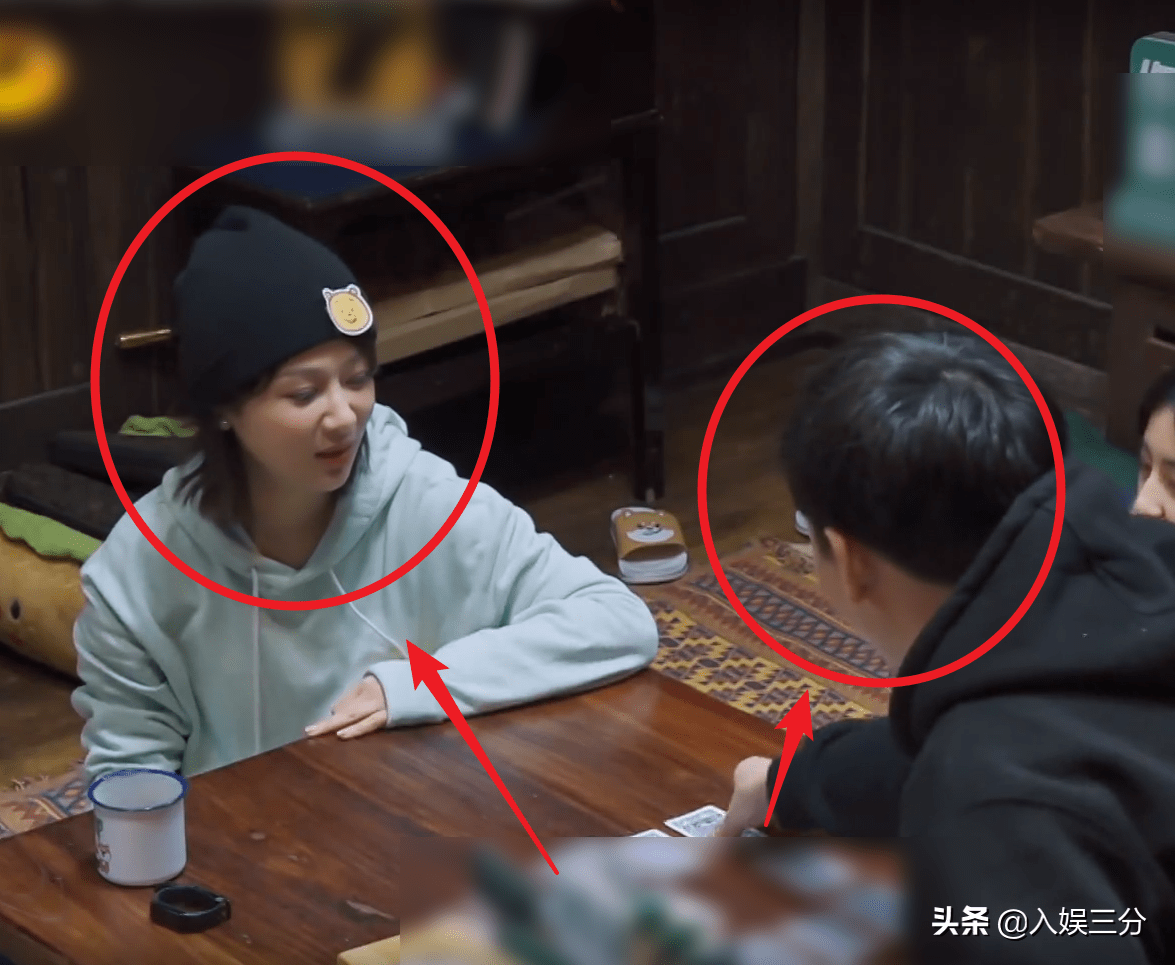 在节目中,在张艺兴和黄磊进行耕地的时候,何炅本意是想让杨紫过来和