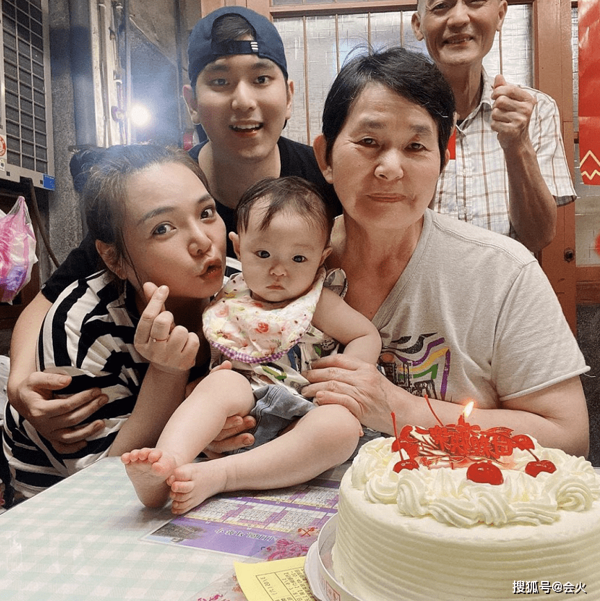 因为从小被父母抛弃,依靠爷爷赡养长大的原因,缺爱的张可昀对于家庭有