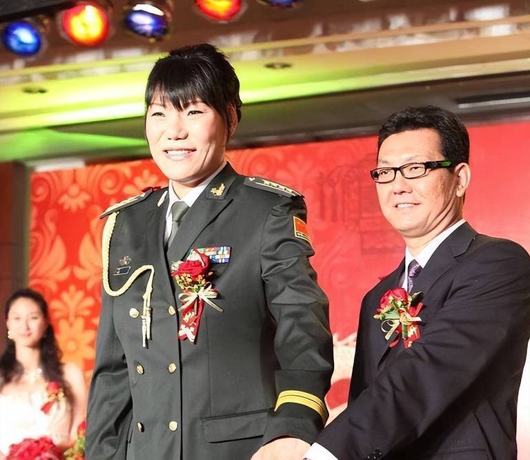 还记得女篮传奇郑海霞吗?43岁嫁男粉丝,结婚12年55岁至今没孩子??