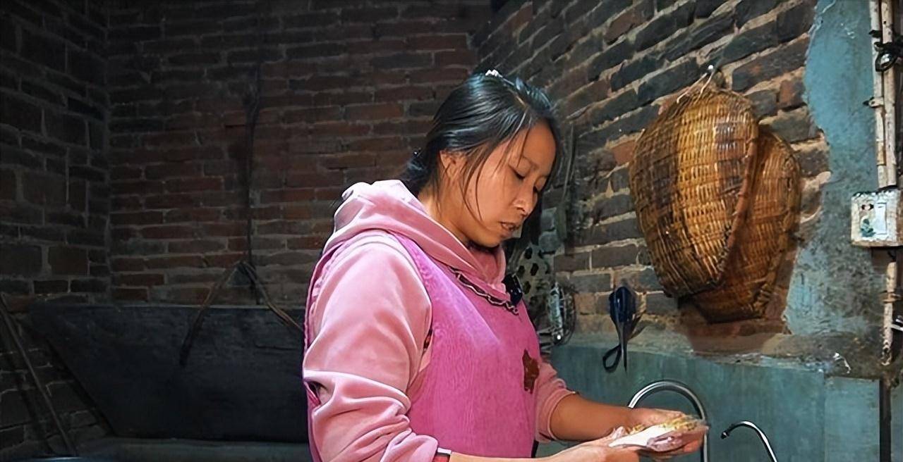 千万网红桃子姐获央媒点赞牛爱芳却遭网曝他们之间有啥区别