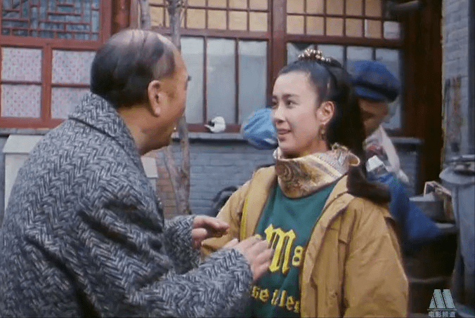 而且,还和陈佩斯合演了喜剧电影《爷儿俩开歌厅》.