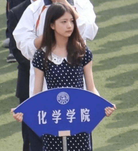 "内地沈佳宜"毕业了,曾因一张照片走红,如今已成为清华博士_蔡茂_明星