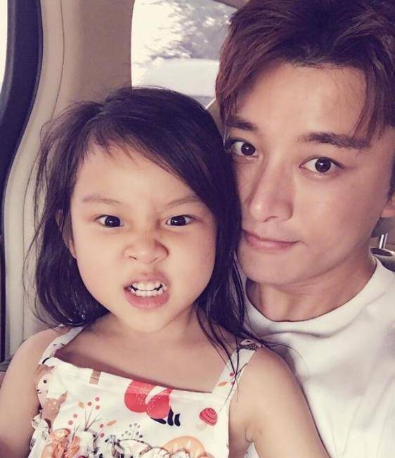 贾乃亮隐藏36年的姐姐曝光,还是我们熟悉的她,难怪不愿公开_李小璐