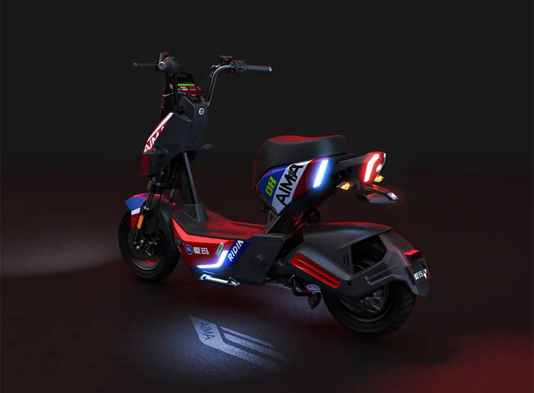 爱玛推出极影酷炫外观搭载四透镜七彩大灯主打续航及体验