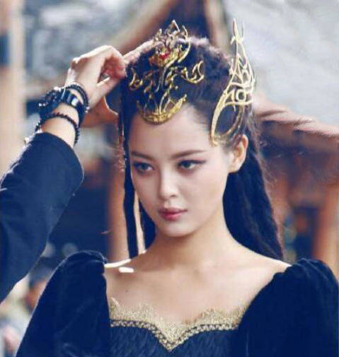 辛芷蕾在剧里饰演的是蛇人国女王美杜莎,在原著小说中对美杜莎的描述