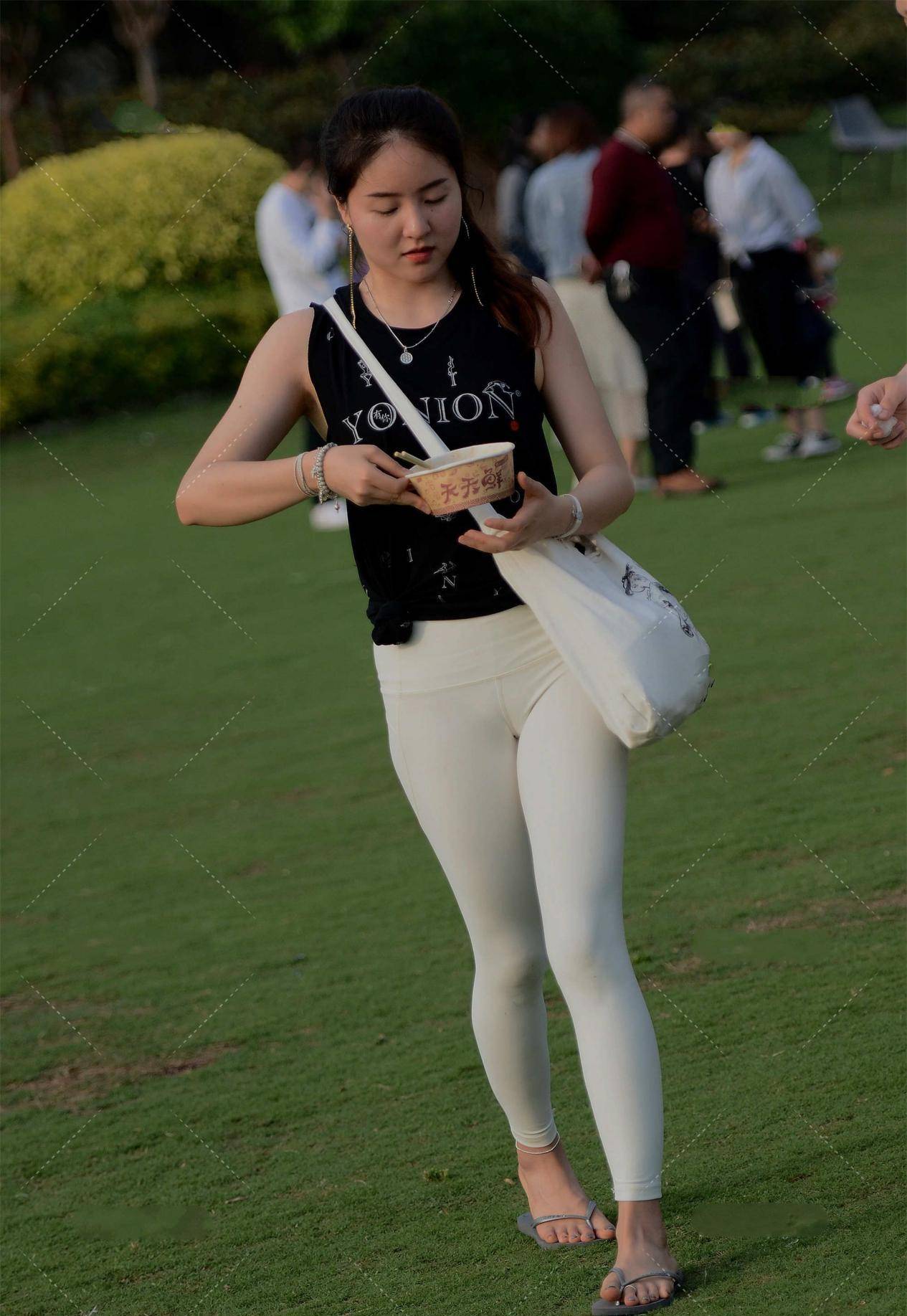 原创黑色无袖上衣清凉舒适搭配白色健美裤运动十足