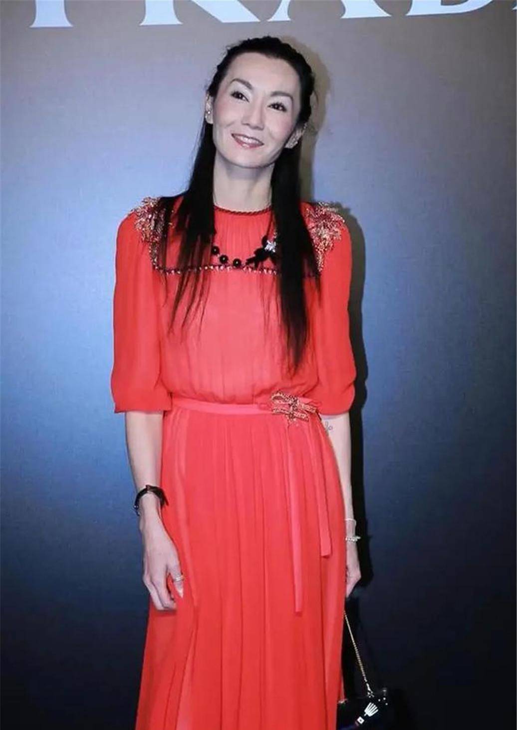 岁月留痕,气质不败!张曼玉身穿魅力红裙优雅依旧,显瘦弱惹人怜