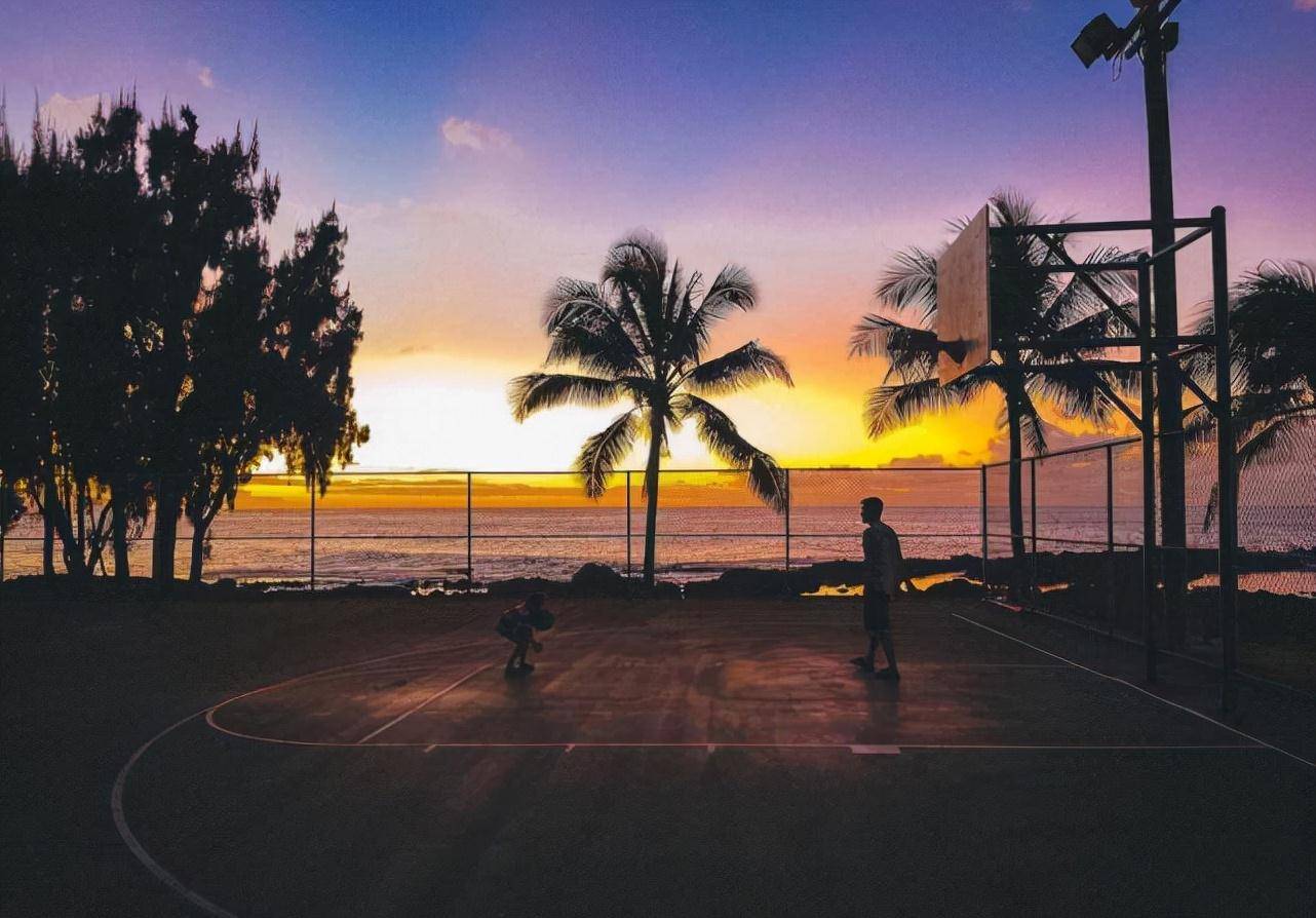 原创摄影师带女儿海边打篮球秦舒培掌镜一旁观战夕阳下美成一幅画