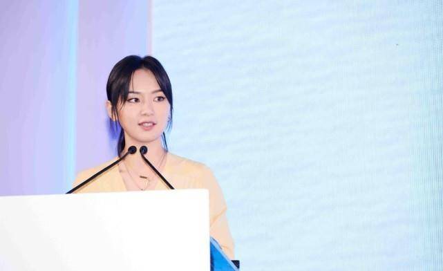 "文艺歌手"周笔畅,演唱会永不出售7排26座,原来只为纪念他_座位_父母