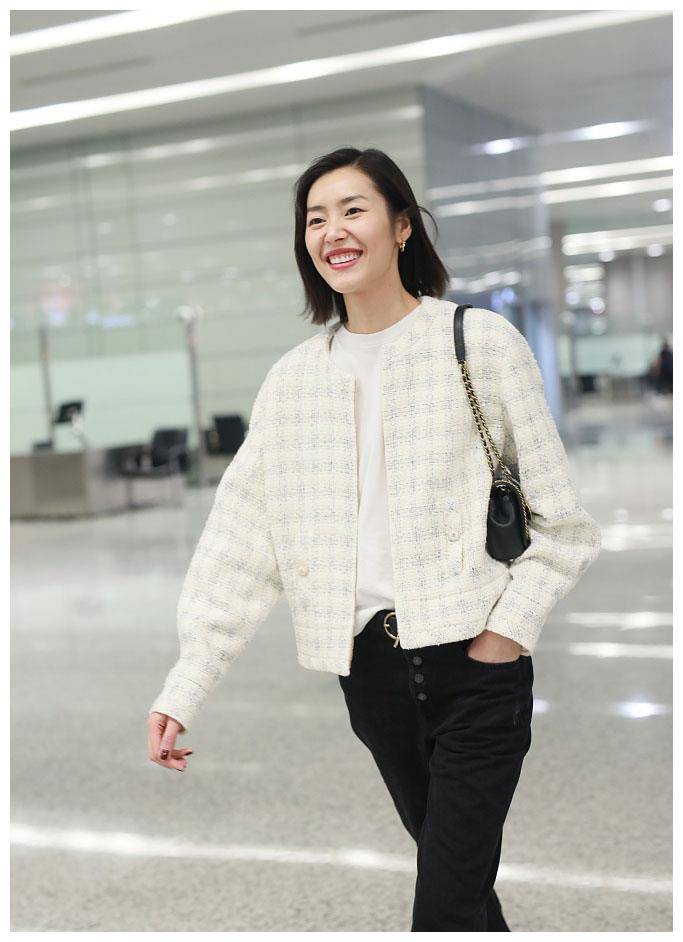 刘雯的衣品颜值都耐打,穿小香风外套配牛仔裤优雅知性,气质出众_风格