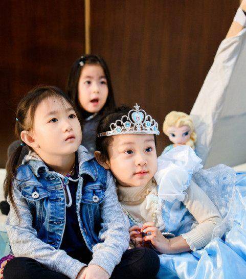 甜馨,奥莉同穿睡衣拍照,一个像甜美小公主,一个超模范十足!