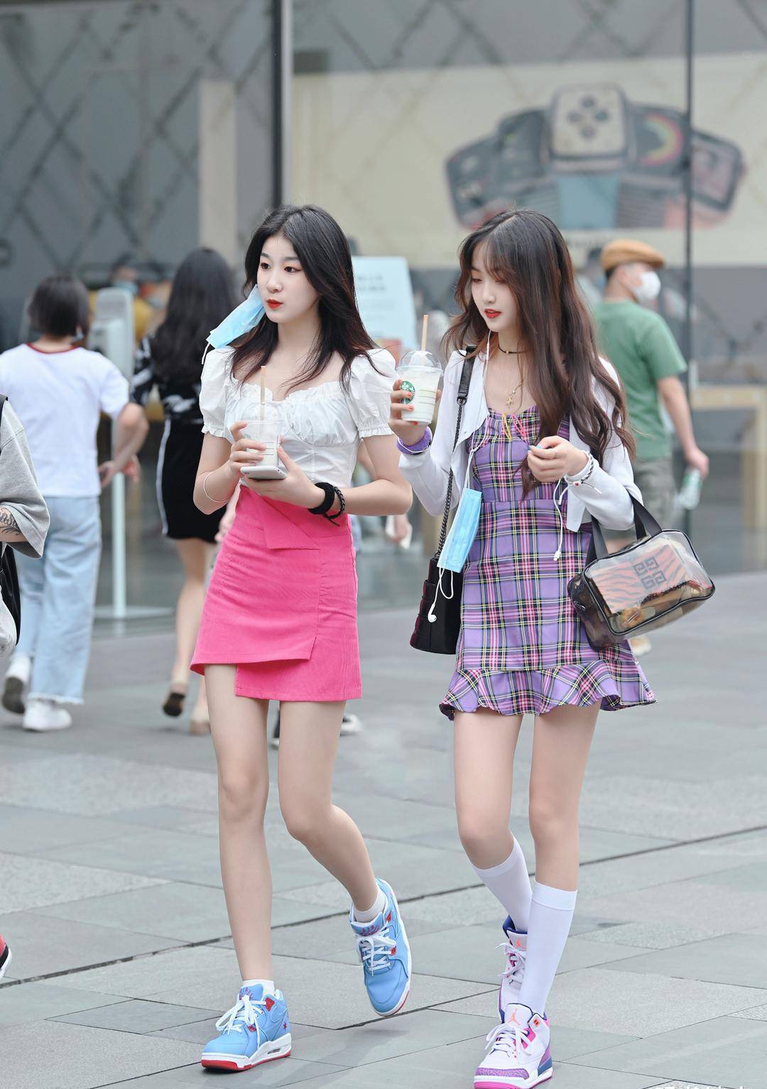 原创结伴逛街的美女闺蜜们青春洋溢的穿搭时尚又迷人