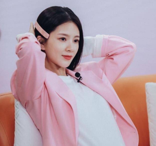 原创王灿主动晒旧照高鼻梁明眸皓齿肤白貌美大长腿成全网初恋