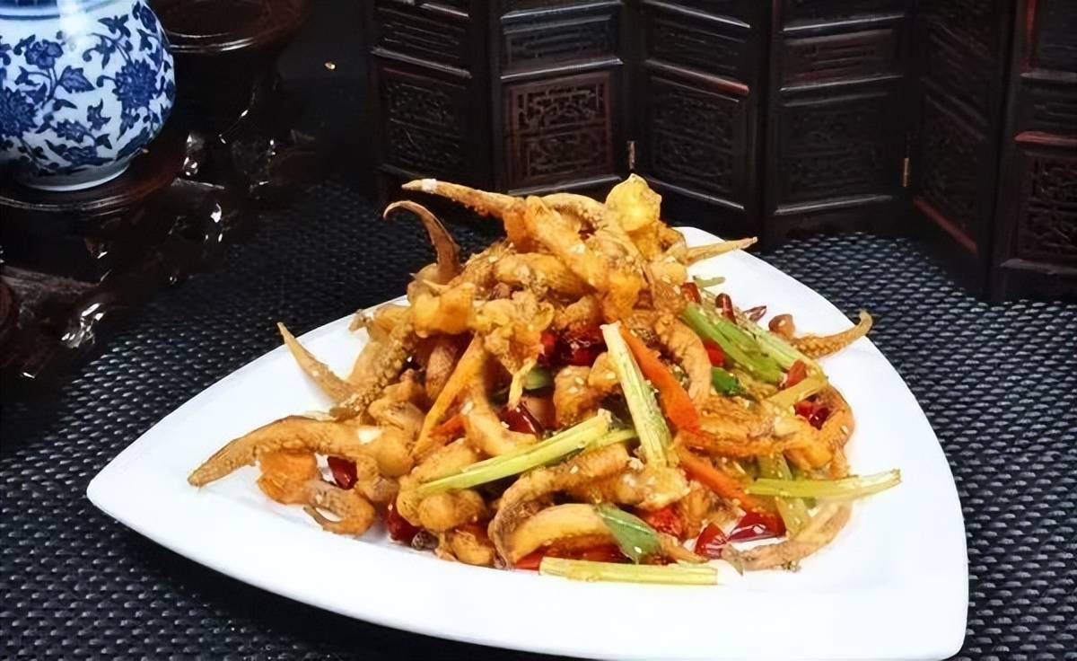 椒盐鱿鱼4.关火后将牛蒡丝盛入碗中,撒上白糖,白芝麻即可.3.