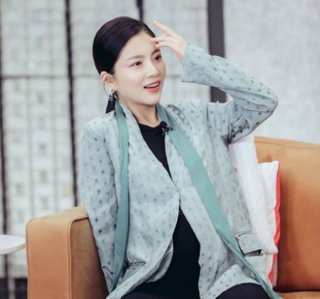 原创王灿主动晒旧照高鼻梁明眸皓齿肤白貌美大长腿成全网初恋