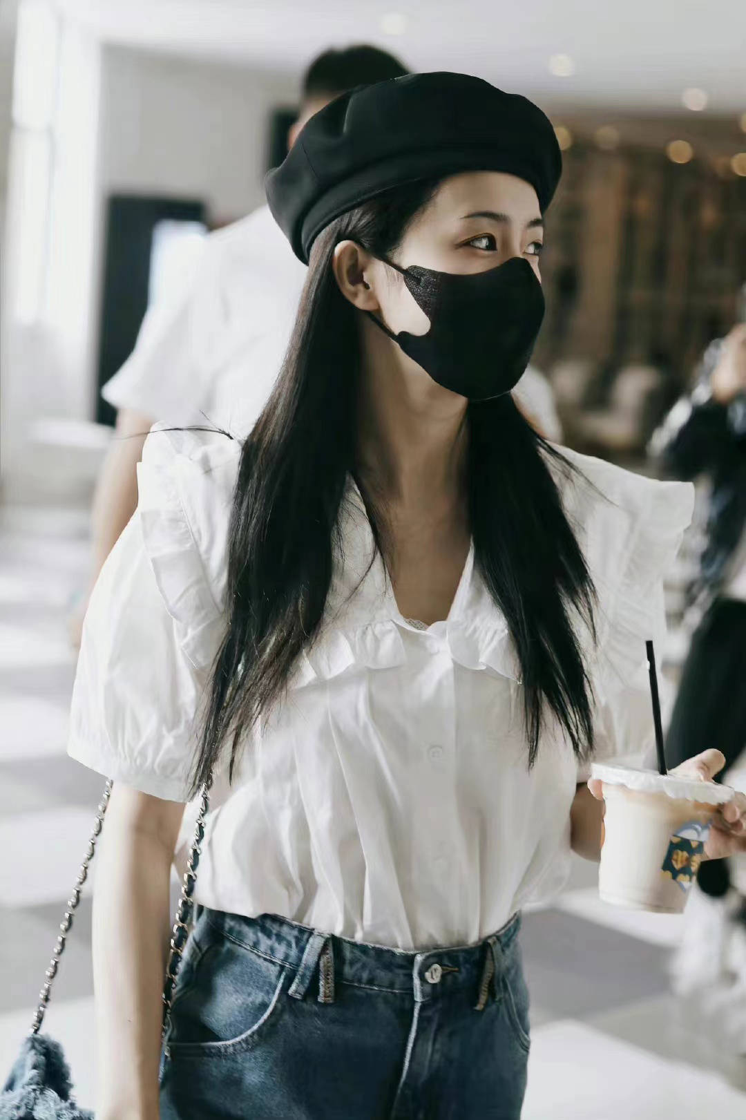 原创白鹿夏日穿搭清爽可爱白色娃娃领衬衫配破洞牛仔裤和洞洞鞋