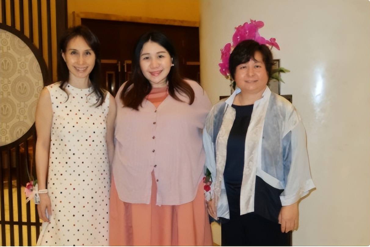 太的三女儿何超仪曾经公开表示不认识四太梁安琪,还有阿三阿四的言论