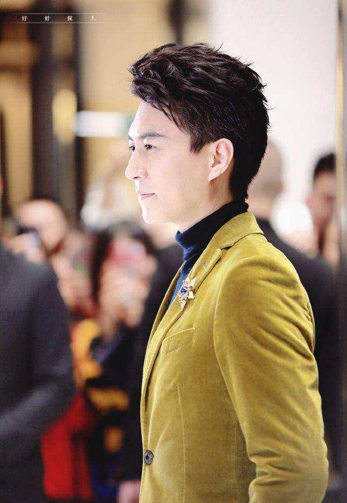 原创年轻时的靳东与现在判若两人自嘲比不上王宝强现已成功转型