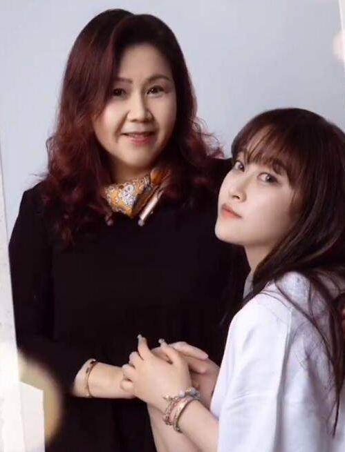 孙侨潞离世27天,妈妈用歌声悼念女儿,一度哽咽唱哭众网友_姐姐_孙蕊