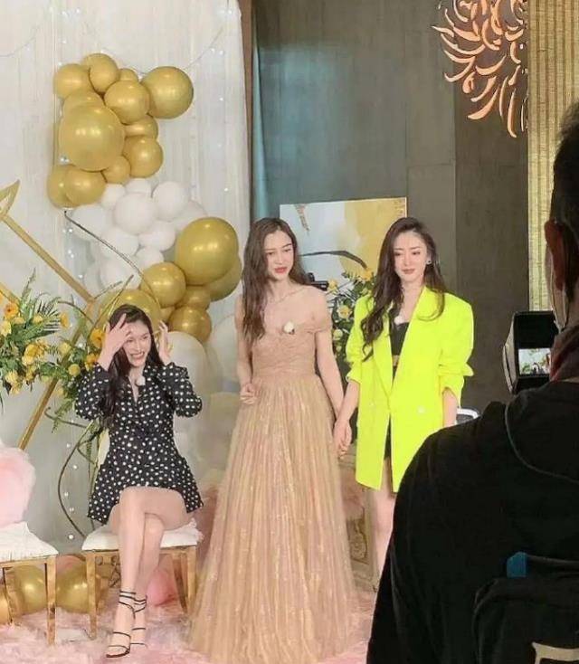 蔡徐坤跟何穗走一起,看似很乖,可谁注意他的手,暴露人品!