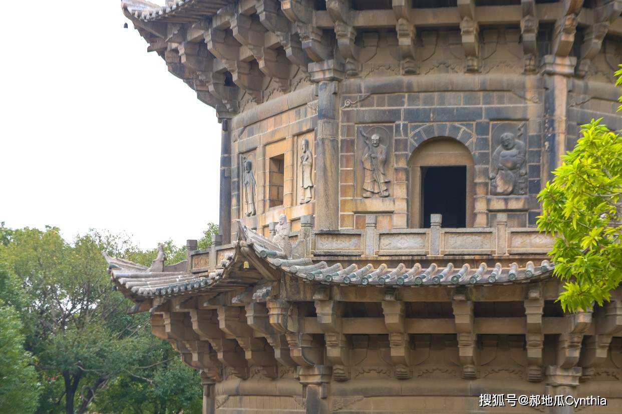 福建最大的寺院就在泉州最繁華的西街東西兩塔格外矚目