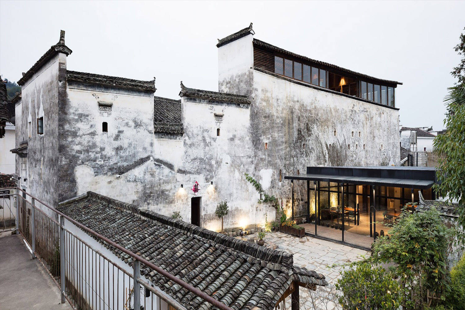 除此以外,还有像土楼民宿等独具特色的中国传统民居或建筑改造而成的