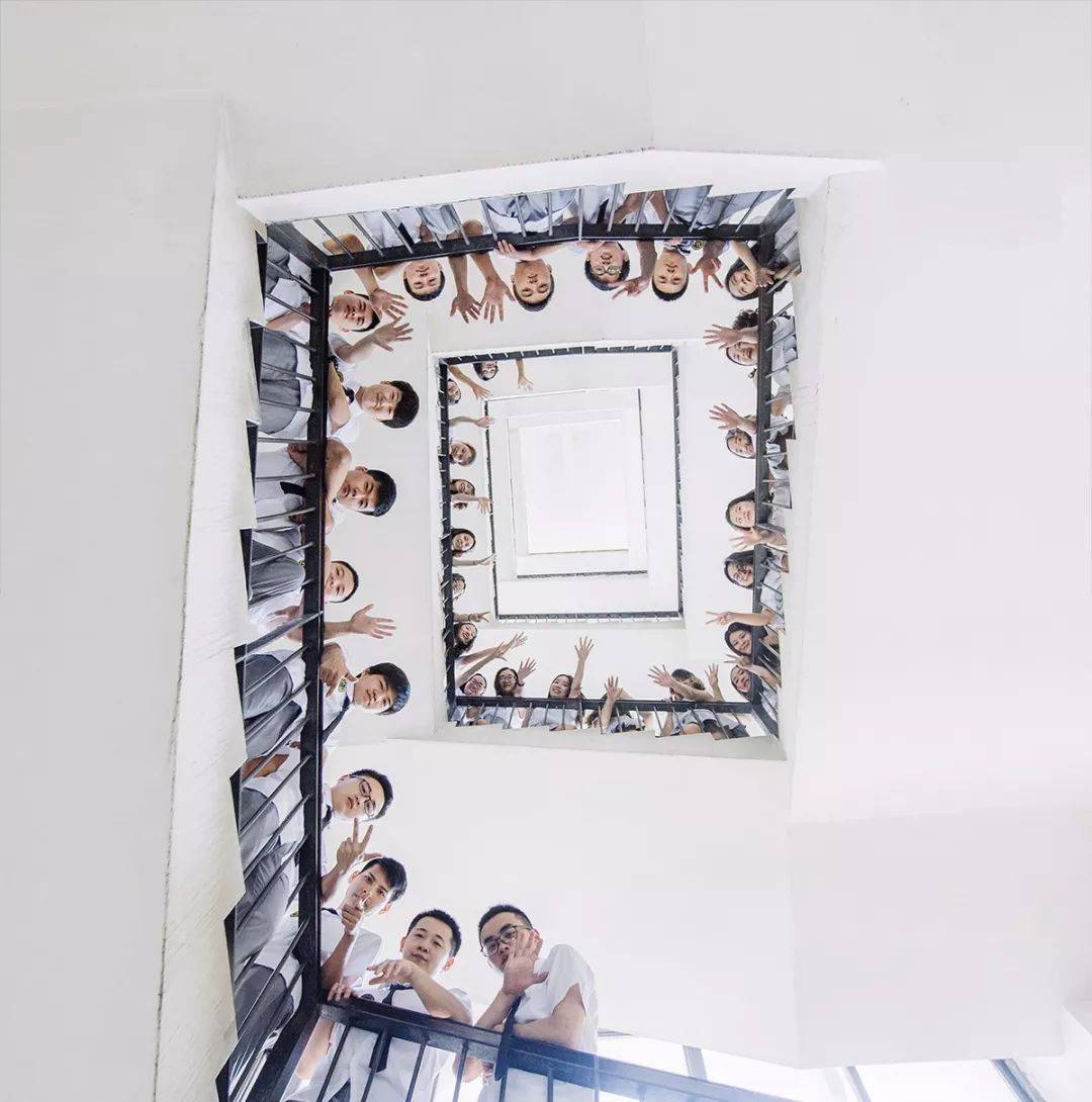 楼梯集体照创意队形图片