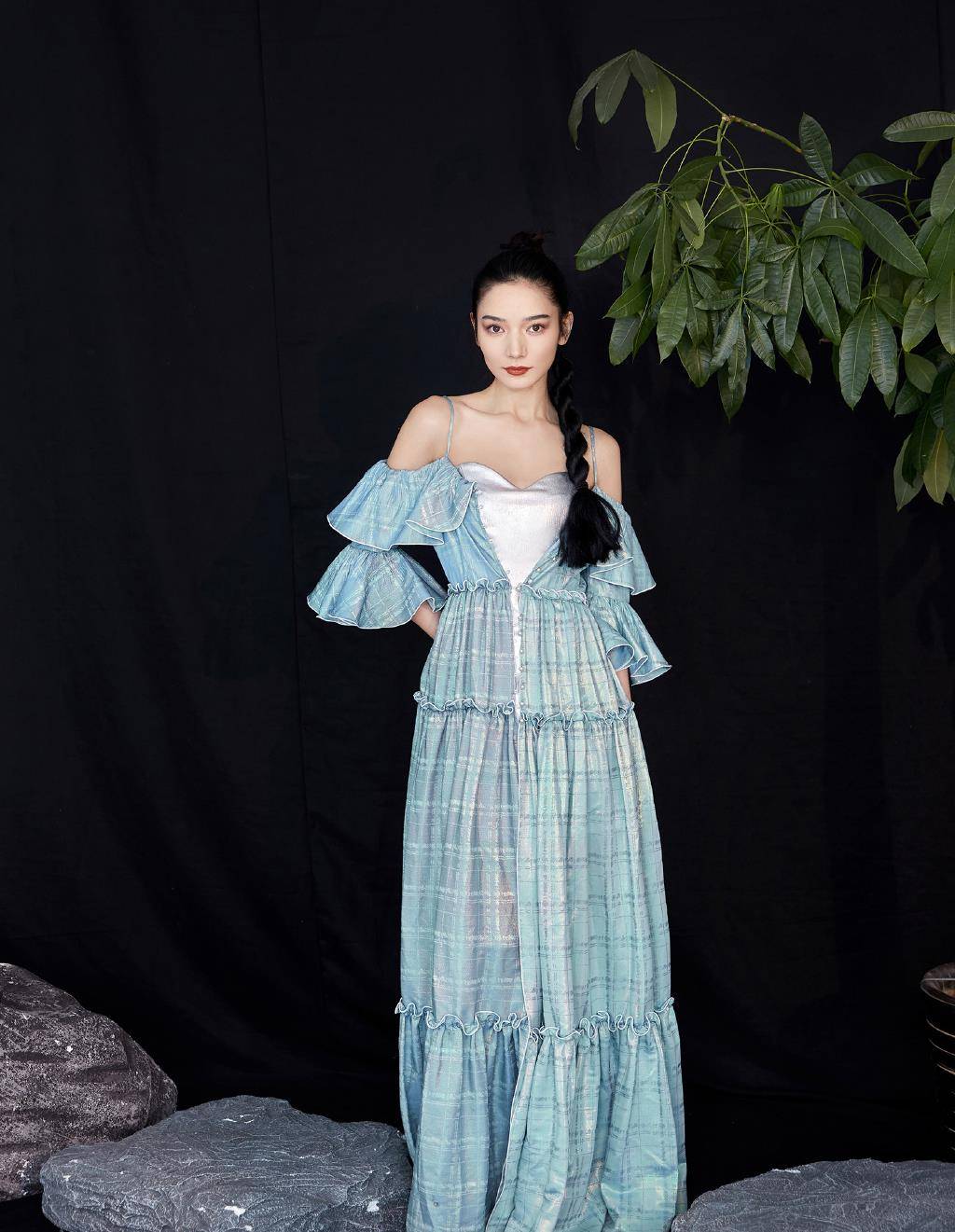 代斯穿天蓝色轻纱礼服,配丸子头姿态优雅_时尚_魅力_白色