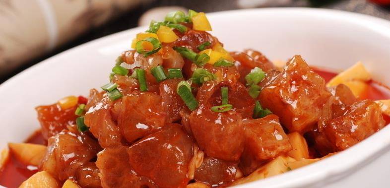 取碗一个,放酱油,味精一克,姜末调匀成调味碟;3, 取沙锅一个,放入牛蹄