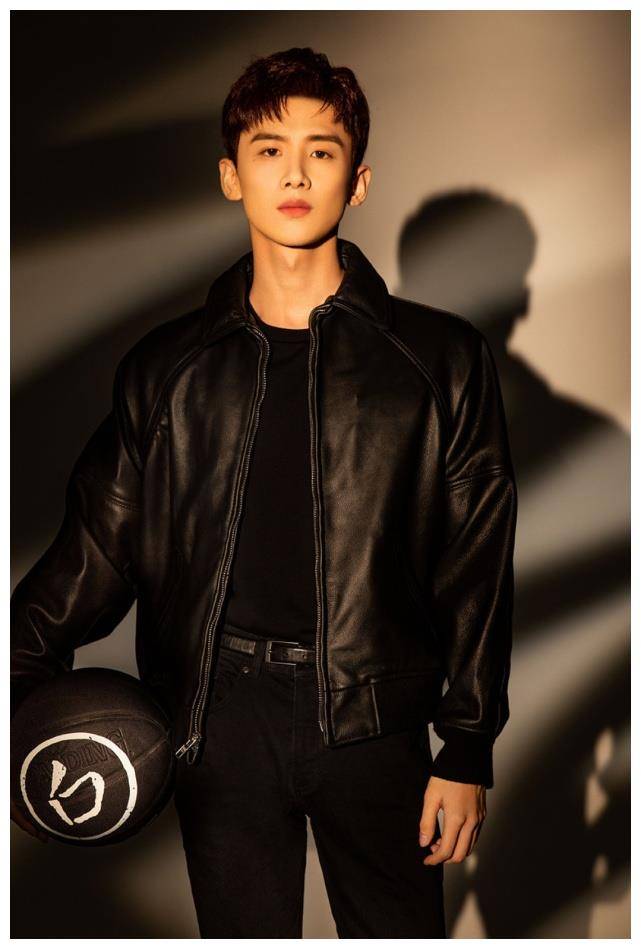 原创是什么让白敬亭放弃秀鞋看到衣服背后的图案后get到了点