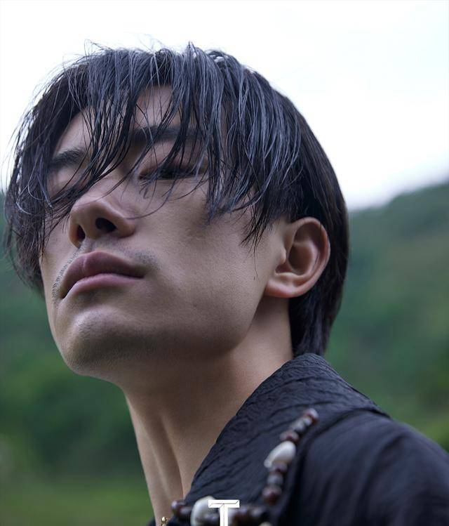 千玺久违晒大片,胡子拉碴玩怼脸杀,00后小鲜肉已成狂野熟男
