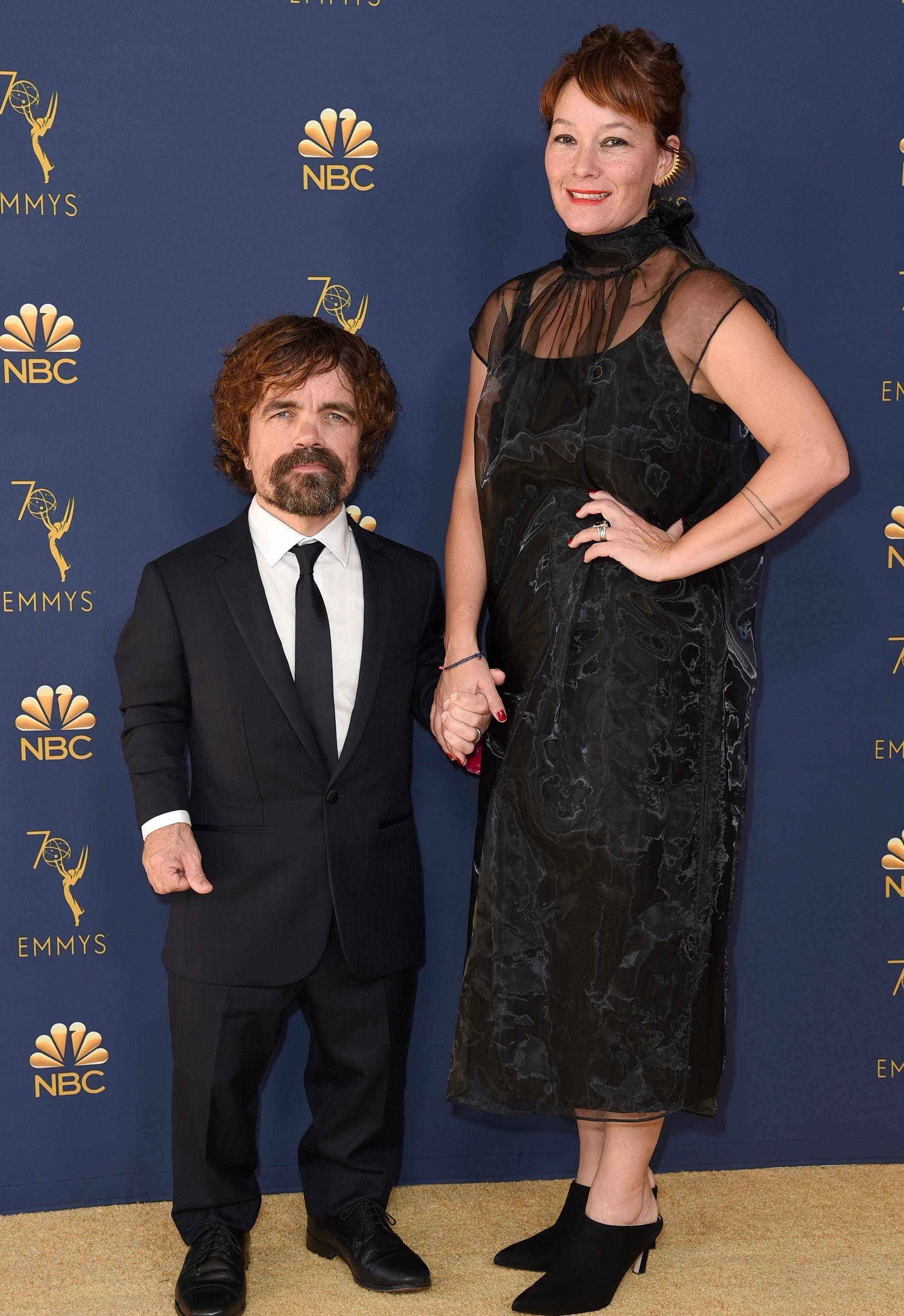 小恶魔彼特丁拉基携娇妻走红毯好甜蜜妻子穿天鹅绒裙太美