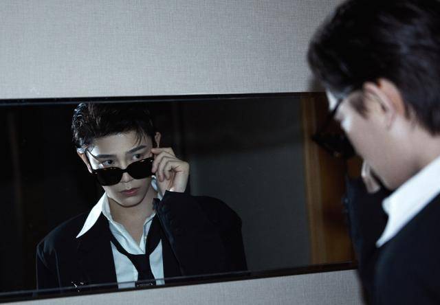 原创霸道总裁丁禹兮上线黑色西装搭复古墨镜大背头在线撩人