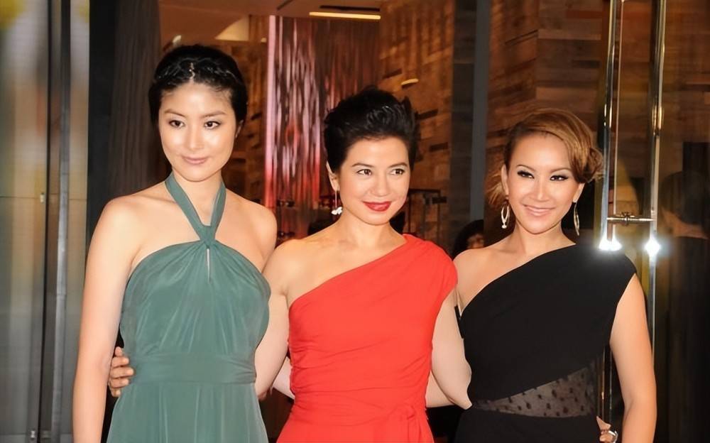 原创无儿无女的钟楚红更懂保养与差20多岁的女歌手同框也没输