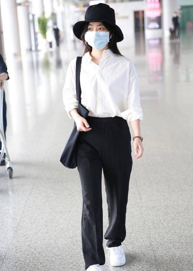 谭松韵气质太纯白衣黑裤好清新素颜笑容美的令人心动