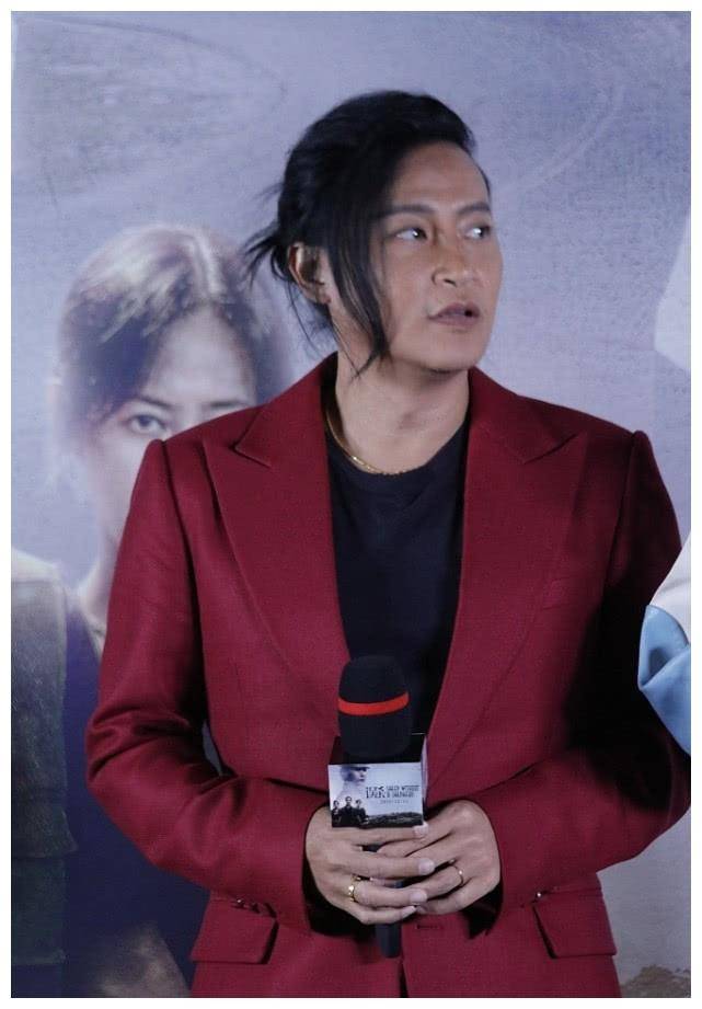 陈志朋将头发扎了起来,穿一套酒红色西装现身,颇为喜庆!