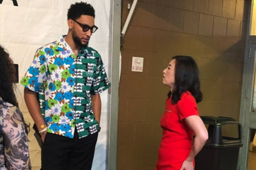 篮网老板蔡崇信一家5口亮相妻子吴明华一袭红衣吸睛