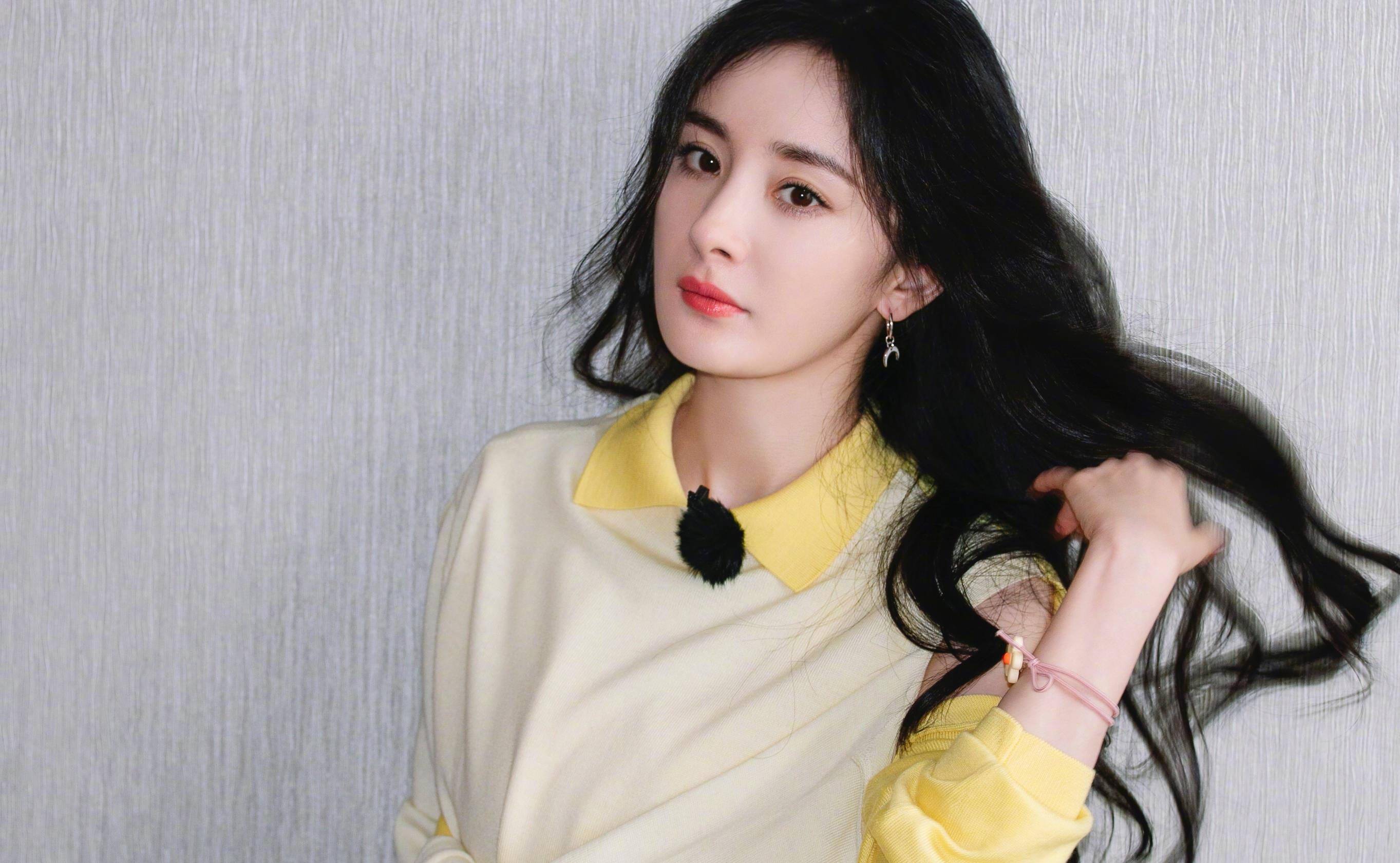 原创33岁杨幂身材火辣斜抹身材修身礼裙水蛇腰时尚又撩人