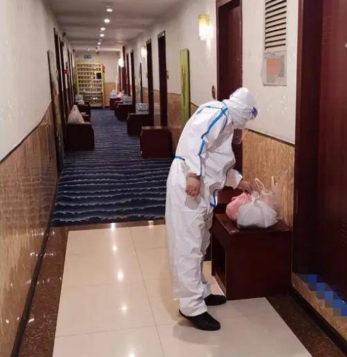 原创西安某隔离酒店私自向村庄田地倾倒大量垃圾上边都写着名哩