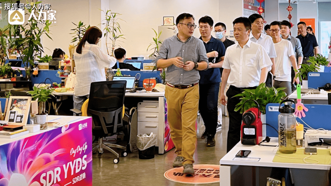 图为区领导一行进入人力家办公区域参观梅建胜副区长一行在人力家coo