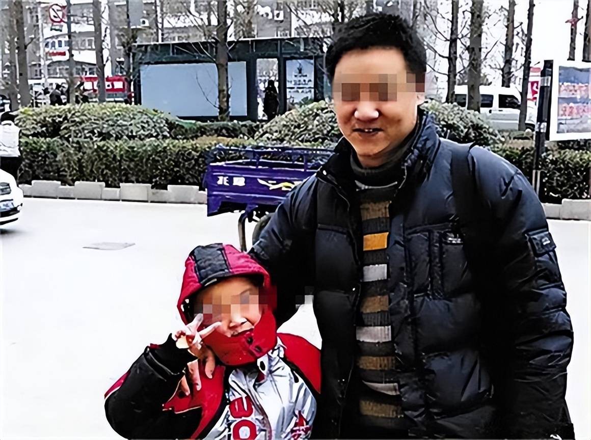 回顾3岁男童被拐卖1050天,人群中一眼认出父亲,紧紧抱住不放手_彭高峰